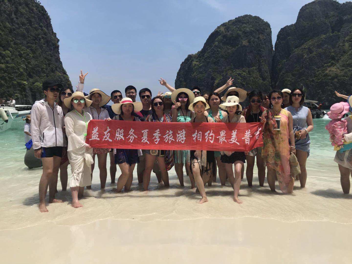 友好美丽的女游客持指南阅读旅游信息站在卧佛寺 并寻找在泰国曼谷航线。_站酷海洛_正版图片_视频_字体_音乐素材交易平台_站酷旗下品牌